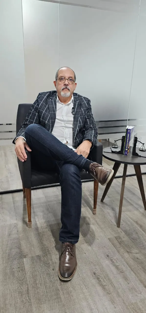 Advogado da A&A Advocacia em ambiente profissional moderno